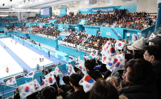 [올림픽] 컬링 응원하는 관중들   9일 강릉컬링센터에서 열린 컬링 믹스더블 3차 예선 한국과 노르웨이 경기에 관람객들이 태극기를 흔들며 응원하고 있다.